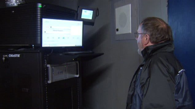 Le propriétaire du ciné-parc Templeton, Paul Touchet, utilise son nouveau projecteur numérique. Le propriétaire du ciné-parc Templeton, Paul Touchet, utilise son nouveau projecteur numérique.