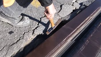 Une fissure au joint de dilatation du pont Champlain Une fissure au joint de dilatation du pont Champlain