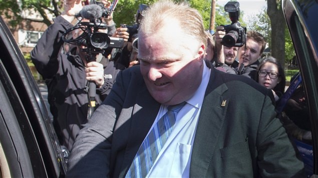 Le maire Rob Ford fuit les journalistes. Le maire Rob Ford fuit les journalistes.