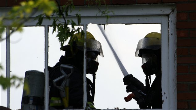 Une soixantaine de pompiers ont combattu les flammes. Une soixantaine de pompiers ont combattu les flammes.