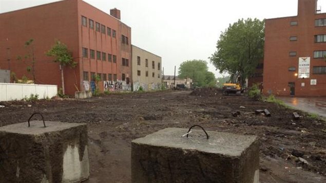 Un terrain du CP dans Rosemont qui devait être transformé en parc a été vendu à un promoteur. Un terrain du CP dans Rosemont qui devait être transformé en parc a été vendu à un promoteur.
