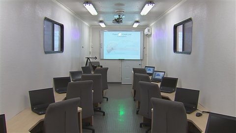 Intérieur de l'Unité mobile de formation Intérieur de l'Unité mobile de formation