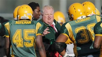 Le maire Rob Ford à la barre de l'équipe de football de l'école secondaire Don Bosco (archives). Le maire Rob Ford à la barre de l'équipe de football de l'école secondaire Don Bosco (archives).