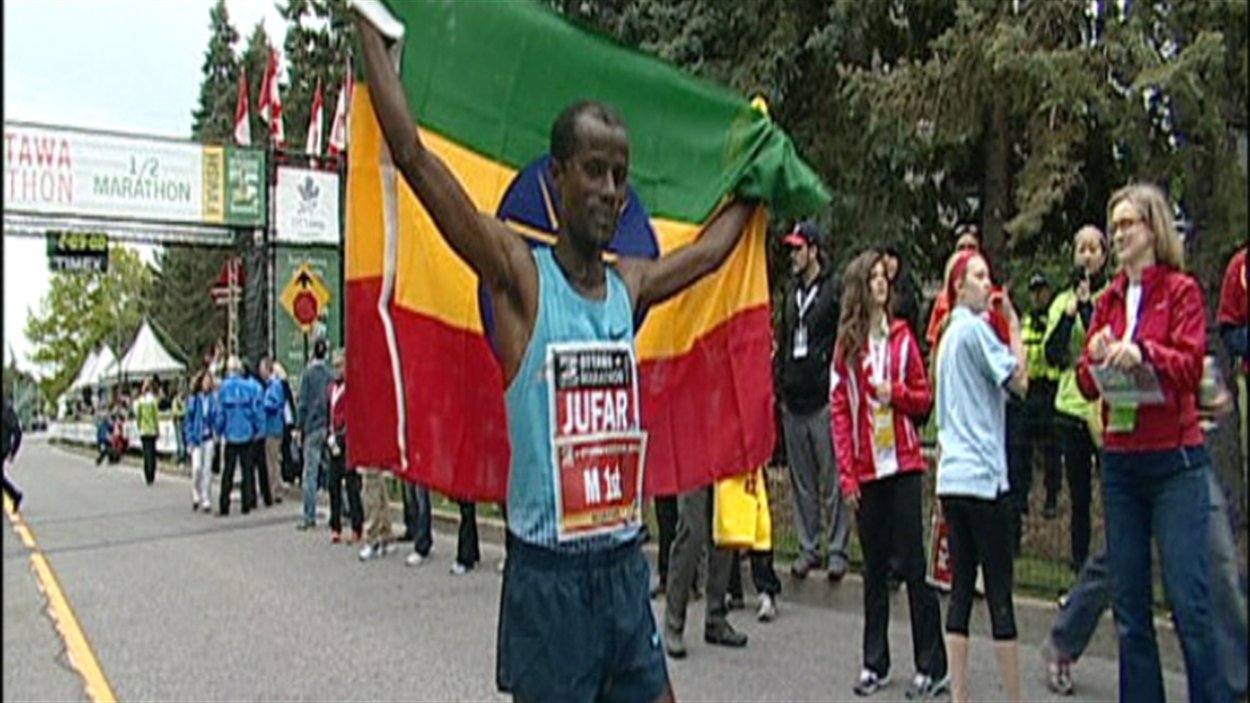 Tariku Jafar, un coureur originaire de l'Éthiopie a terminé la course en 2 heures, 8 minutes.