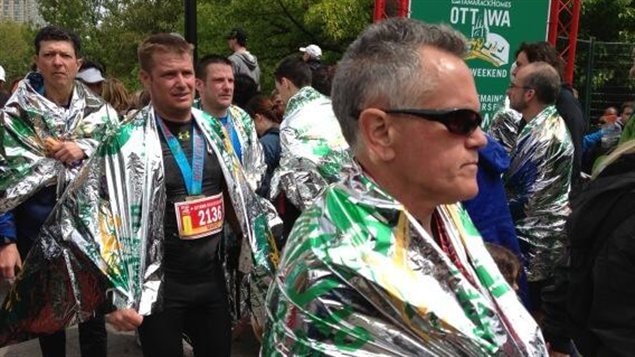 Des coureurs fiers d'avoir terminé le marathon d'Ottawa.