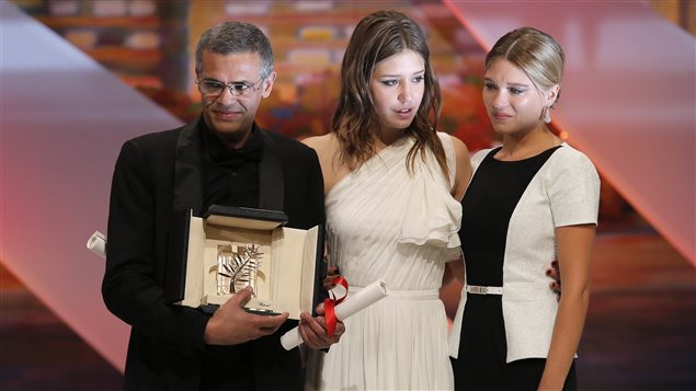 Le réalisateur Abdellatif Kechiche et les actrices Adèle Exarchopoulos et Léa Seydoux avec leur Palme d'Or Le réalisateur Abdellatif Kechiche et les actrices Adèle Exarchopoulos et Léa Seydoux avec leur Palme d'Or