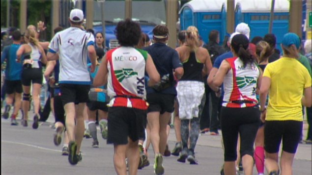 Plus de 6 000 coureurs participent au marathon d'Ottawa.