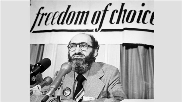 Le Dr. Henry Morgentaler lors d’une conférence de presse à Ottawa, le 10 février 1976. Le Dr. Henry Morgentaler lors d’une conférence de presse à Ottawa, le 10 février 1976.