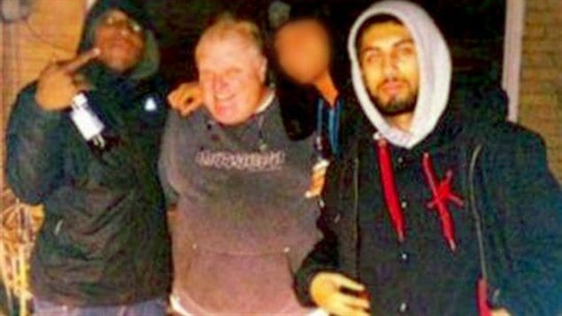 Anthony Smith (à gauche) en compagnie du maire de Toronto, Rob Ford Anthony Smith (à gauche) en compagnie du maire de Toronto, Rob Ford