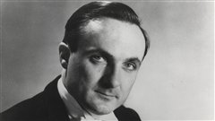 Mario Bernardi a fondé l'orchestre du CNA en 1968. Mario Bernardi a fondé l'orchestre du CNA en 1968.