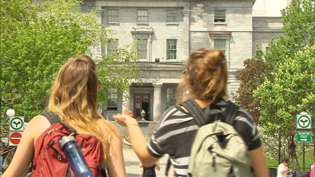 Deux étudiantes sur le campus de l'Université anglophone McGill à Montréal ce printemps. Deux étudiantes sur le campus de l'Université anglophone McGill à Montréal ce printemps.