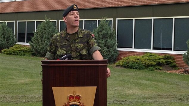 L'adjudant-maître John McDougall s'exprime lors de la levée du drapeau de la fierté gaie à la base des Forces canadiennes à Edmonton, le 7 juin 2013. L'adjudant-maître John McDougall s'exprime lors de la levée du drapeau de la fierté gaie à la base des Forces canadiennes à Edmonton, le 7 juin 2013.