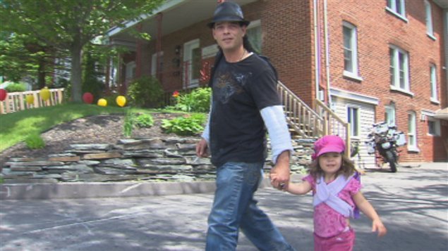 Stéphane Houle est l'un des bénéficiaires de la Maison Oxygène de Sherbrooke. Stéphane Houle est l'un des bénéficiaires de la Maison Oxygène de Sherbrooke.
