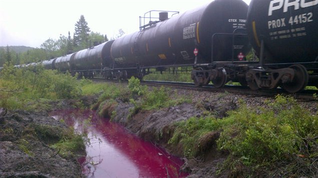 Un déversement d'environ 13 000 litres de diesel s'est produit lors du déraillement d'un train près de Lac-Mégantic. Un déversement d'environ 13 000 litres de diesel s'est produit lors du déraillement d'un train près de Lac-Mégantic.