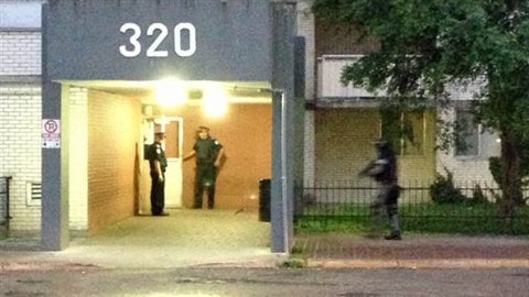 Une perquisition a eu lieu au 320, rue Dixon, à Toronto. L'édifice avait fait les manchettes parce qu'une présumée vidéo d'un homme ressemblant au maire Rob Ford en train de fumer ce qui semblait être du crack y aurait été cachée. Une perquisition a eu lieu au 320, rue Dixon, à Toronto. L'édifice avait fait les manchettes parce qu'une présumée vidéo d'un homme ressemblant au maire Rob Ford en train de fumer ce qui semblait être du crack y aurait été cachée.