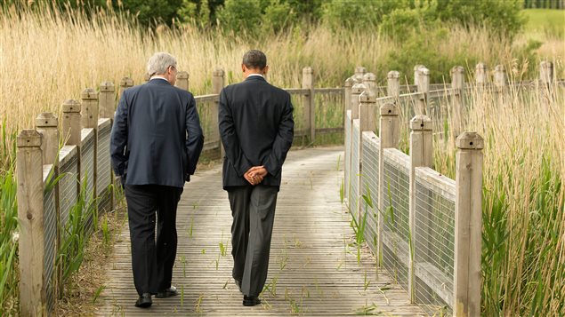 Le premier ministre du Canada, Stephen Harper, s'entretient avec le président américain Barack Obama en marge du sommet du G8 à Lough Erne, en Irlande du Nord. Le premier ministre du Canada, Stephen Harper, s'entretient avec le président américain Barack Obama en marge du sommet du G8 à Lough Erne, en Irlande du Nord.