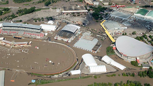 Lors des inondations de juin 2013 dans le sud de l'Alberta, le stade Saddledome de Calgary a été grandement endommagé. Lors des inondations de juin 2013 dans le sud de l'Alberta, le stade Saddledome de Calgary a été grandement endommagé.