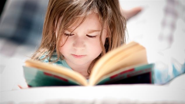 Une jeune fille lit Une jeune fille lit