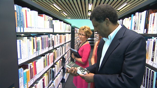 L'écrivain Dany Laferrière dans la Bibliothèque du Boisé L'écrivain Dany Laferrière dans la Bibliothèque du Boisé