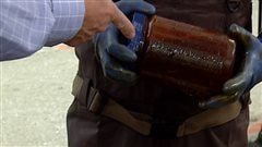Un résident de Lac-Mégantic a récolté de l'eau dans une baie de la rivière Chaudière. Un résident de Lac-Mégantic a récolté de l'eau dans une baie de la rivière Chaudière.