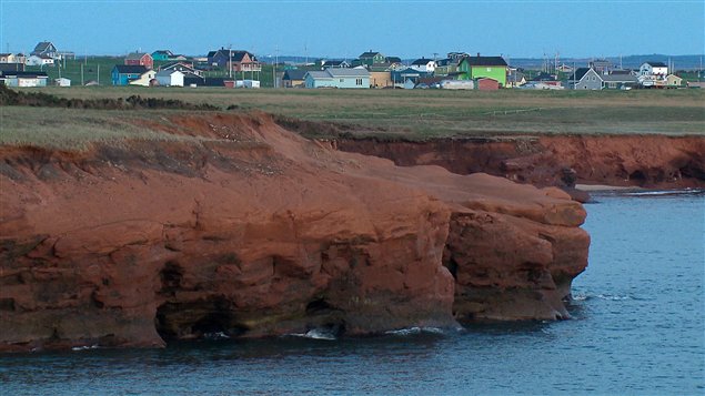 Le recul des falaises des îles de la Madeleine s’est accéléré. Le recul des falaises des îles de la Madeleine s’est accéléré.