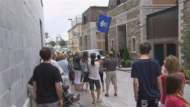 Des admirateurs espèrent apercevoir Paul McCartney à l'auberge Saint-Antoine. Des admirateurs espèrent apercevoir Paul McCartney à l'auberge Saint-Antoine.
