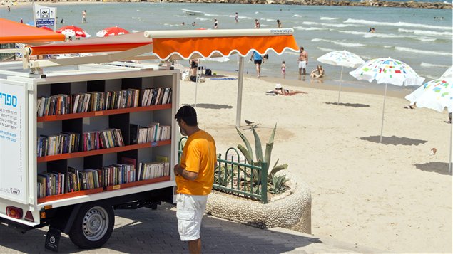 La bibliothèque mobile de la plage de Metzitzim, à Tel-Aviv, en Israël La bibliothèque mobile de la plage de Metzitzim, à Tel-Aviv, en Israël