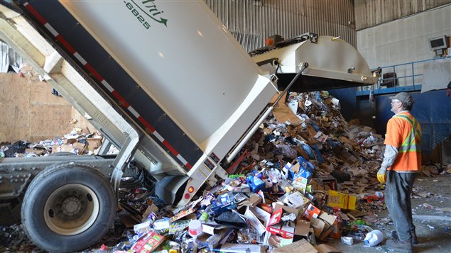 Un employé assiste au dépôt des déchets à trier au centre de tri de Rouyn-Noranda Un employé assiste au dépôt des déchets à trier au centre de tri de Rouyn-Noranda