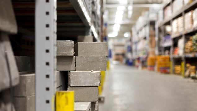 Blocs de béton dans une allée de quincaillerie Blocs de béton dans une allée de quincaillerie