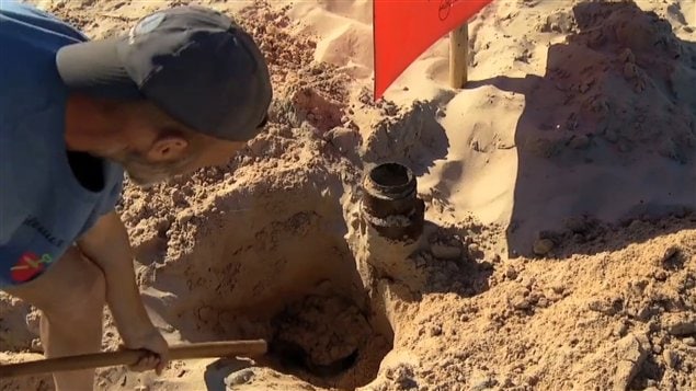 Le participant du concours des châteaux de sable des Îles, Léonard Chevrier, qui a découvert le sable noir Le participant du concours des châteaux de sable des Îles, Léonard Chevrier, qui a découvert le sable noir