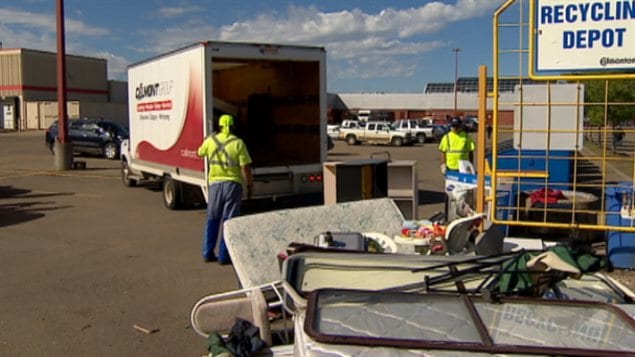 Des objets non autorisés à un dépot d'ordures recyclables d'Edmonton Des objets non autorisés à un dépot d'ordures recyclables d'Edmonton