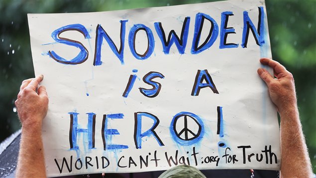 Un partisan d'Edward Snowden participe à un rassemblement de soutien à Manhattan le 10 juin 2013. Un partisan d'Edward Snowden participe à un rassemblement de soutien à Manhattan le 10 juin 2013.