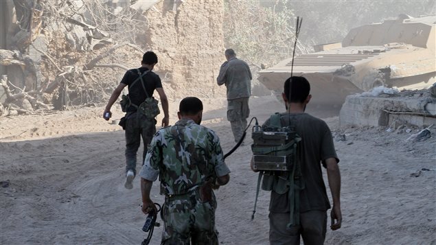 Des soldats syriens dans le quartier de Djobar, site de l'attaque chimique présumée Des soldats syriens dans le quartier de Djobar, site de l'attaque chimique présumée