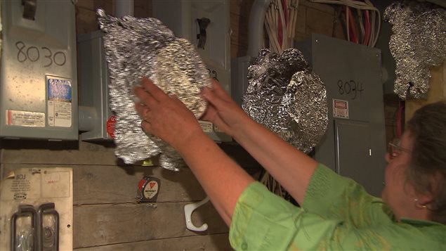 Claire Maltais a mis du papier d'aluminium sur ses nouveaux compteurs.