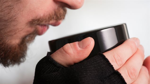 Un homme boit du café Un homme boit du café