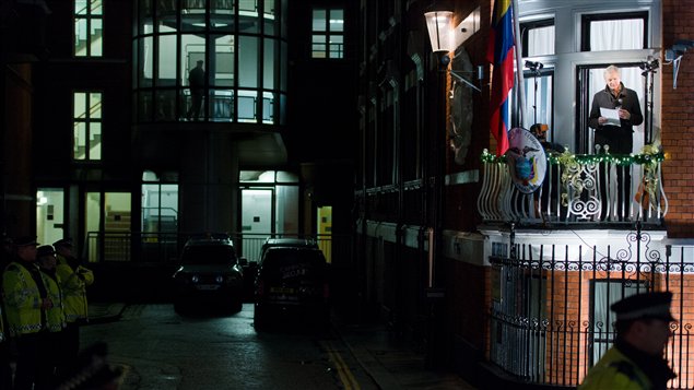 Julian Assange livre un message du balcon de l'ambassade de l'Équateur à Londres, où il est réfugié depuis juin 2012 Julian Assange livre un message du balcon de l'ambassade de l'Équateur à Londres, où il est réfugié depuis juin 2012