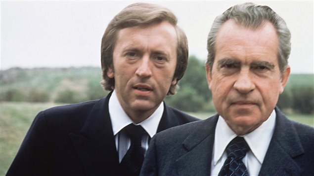 David Frost (gauche) accompagné de l'ex-président américain Richard Nixon en 1977 David Frost (gauche) accompagné de l'ex-président américain Richard Nixon en 1977