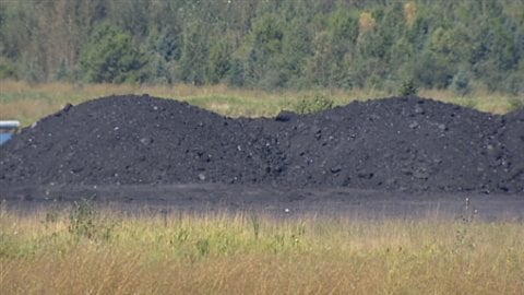 Du charbon utilisé dans une centrale de production d'électricité en Alberta Du charbon utilisé dans une centrale de production d'électricité en Alberta