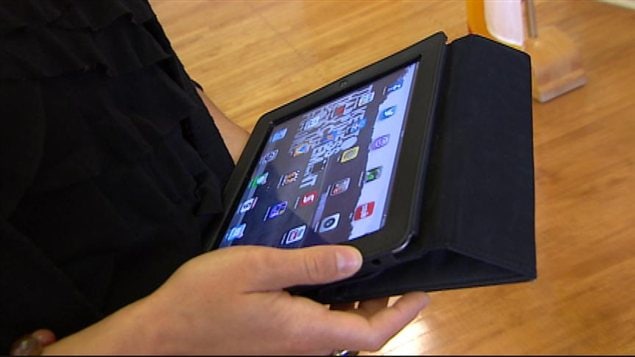 Une professeure de l'École technique et professionnelle de l'Université de Saint-Boniface tient une tablette électronique le 9 septembre 2013. Une professeure de l'École technique et professionnelle de l'Université de Saint-Boniface tient une tablette électronique le 9 septembre 2013.