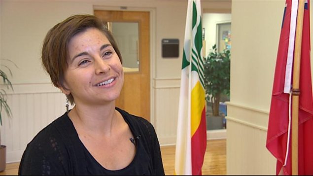 La professeure en éducation de la jeune enfance Dominique Arbez accorde une entrevue à Radio-Canada le 9 septembre 2013, dans l'Université de Saint-Boniface à Winnipeg. La professeure en éducation de la jeune enfance Dominique Arbez accorde une entrevue à Radio-Canada le 9 septembre 2013, dans l'Université de Saint-Boniface à Winnipeg.