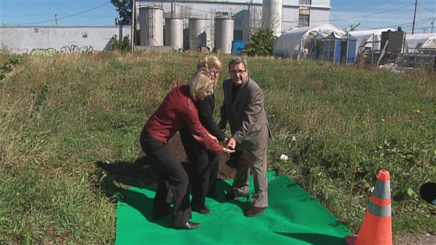 Première pelletée de terre pour lancer les travaux de Pointe-aux-Lièvres Première pelletée de terre pour lancer les travaux de Pointe-aux-Lièvres