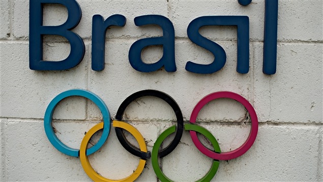 Les anneaux olympiques sur les murs d'un chantier de Rio Les anneaux olympiques sur les murs d'un chantier de Rio