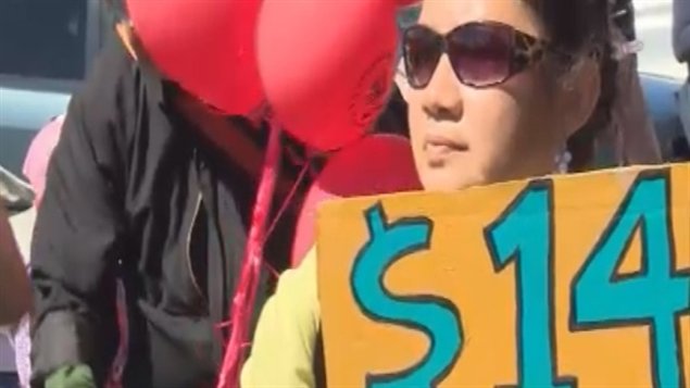 Environ 100 personnes ont manifesté samedi à Toronto pour exiger une hausse du salaire minimum. Environ 100 personnes ont manifesté samedi à Toronto pour exiger une hausse du salaire minimum.
