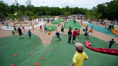 Des enfants s'amusent sur un terrain de jeu. Des enfants s'amusent sur un terrain de jeu.