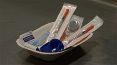 Les instruments stérilisés offerts aux toxicomanes qui viennent s'injecter au centre Insite. Les instruments stérilisés offerts aux toxicomanes qui viennent s'injecter au centre Insite.