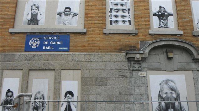Façade de l'école contaminée avec des photos des jeunes élèves Façade de l'école contaminée avec des photos des jeunes élèves