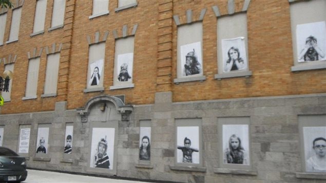 Façade de l'école avec des photos d'élèves Façade de l'école avec des photos d'élèves