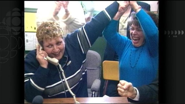 Noëlla Arsenaut-Cameron reçoit l'appel, le 13 janvier 2000, lui annonçant sa victoire en Cour suprême du Canada contre le gouvernement de l'Île-du-Prince-Édouard, pour la création d'une nouvelle école francophone à Summerside. Noëlla Arsenaut-Cameron reçoit l'appel, le 13 janvier 2000, lui annonçant sa victoire en Cour suprême du Canada contre le gouvernement de l'Île-du-Prince-Édouard, pour la création d'une nouvelle école francophone à Summerside.