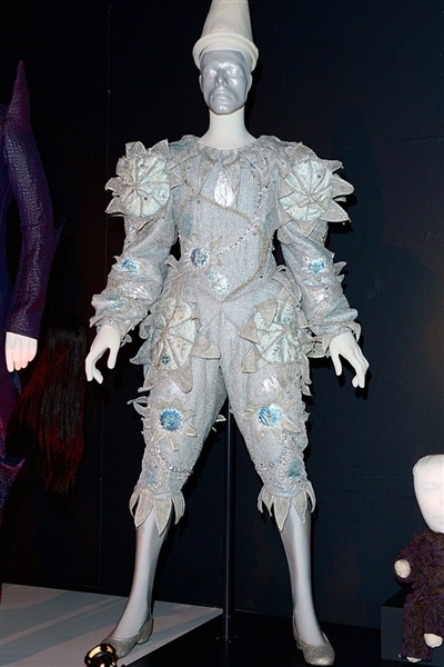 Le costume porté par David Bowie dans le vidéoclip de Ashes to ashes. Le costume porté par David Bowie dans le vidéoclip de Ashes to ashes.
