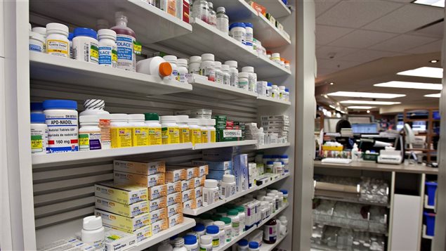 Un comptoir de pharmacie Un comptoir de pharmacie